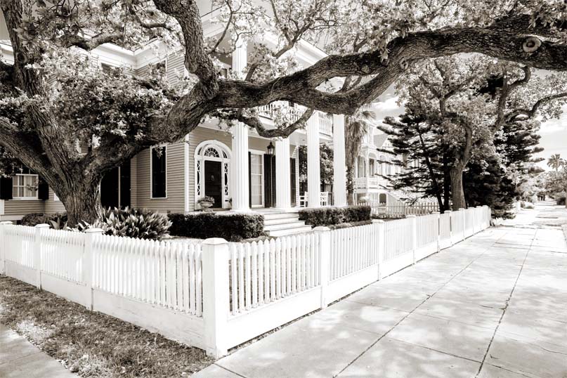 Black and white images of a beautiful vintage homw